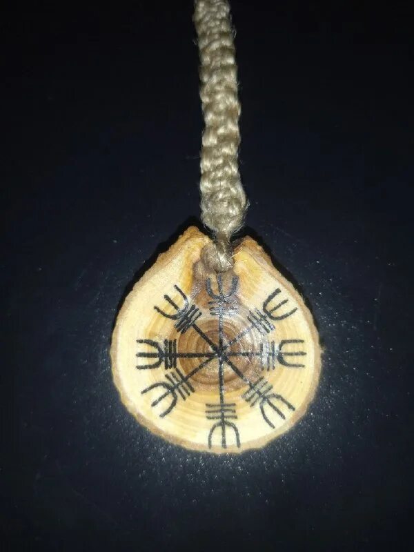 Талисман колдуньи 2 конверсы. Конверс в великобритании с кислыми яблоками. Пентаграмма оберег ведьм. Ведьмовской амулет. Team fortress 2 конверсы бака тёрнера.