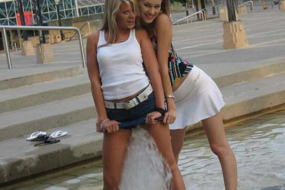 Красивые девушки текут. Фонтан "с девушкой". Фонтан "с девушкой". Фонтан под платье. Сильно текущие девочки.