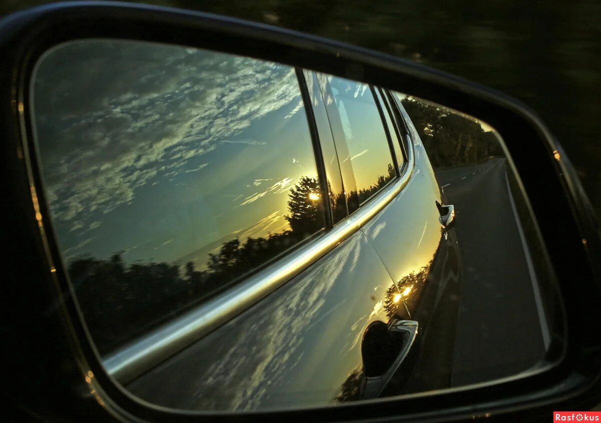 Зеркало автомобиля. Красивый вид из окна машины. Осень из окна автомобиля. Путь в зеркалах. Закат в зеркале машины.