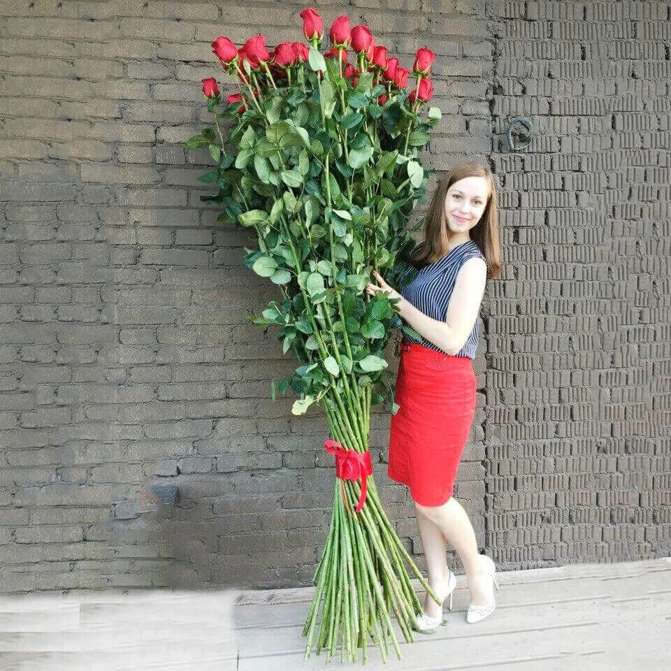 99 цветов в рублях. Розы 190 см. Высокие розы. Букет из длинных роз. Гигантские розы.