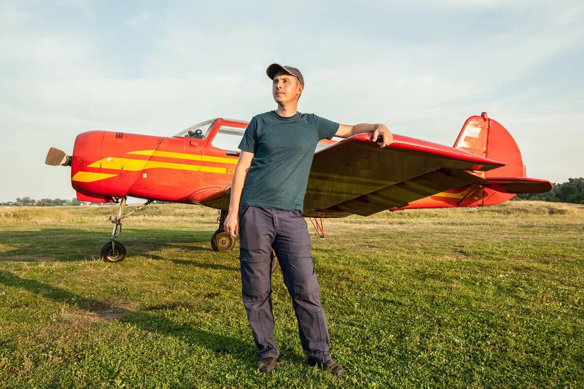 Пилот малой авиации. Пилоты маленьких самолетов. Владимир васильев пилот украина. Человек и самолет малой авиации. Всеукраинская школа летчиков.