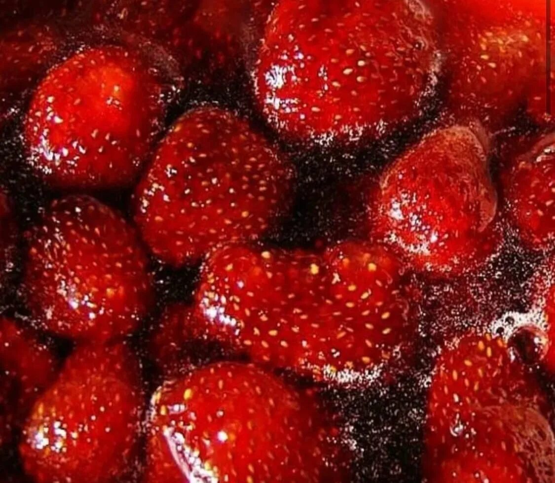 Варенье из клубники без варки. Клубничное варенье без варки. Готовить клубнику. Варенье из клубники. Сливочное масло с клубникой.