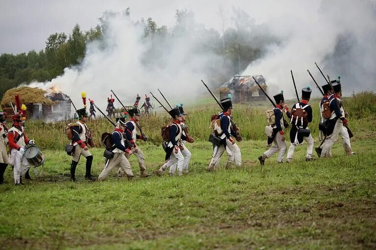 Реконструкция битвы бородино 1812 года. Бородинская битва реконструкция. Реконструкция на бородинском поле. Реконструкция бородинского сражения 2023. Бородинское поле реконструкция.