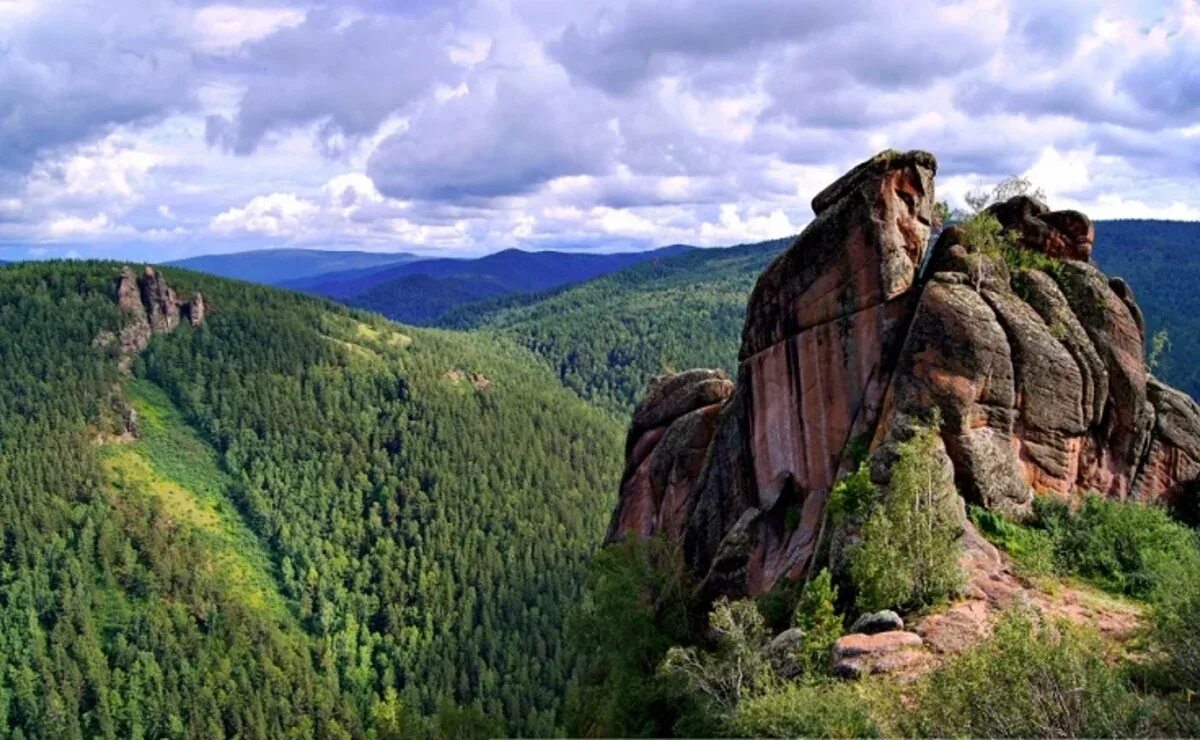 Скала такмак Красноярск. Такмак Красноярск столбы. Красноярск столбы горы такмак. Скала такмак Красноярские столбы. Природные достопримечательности красноярского