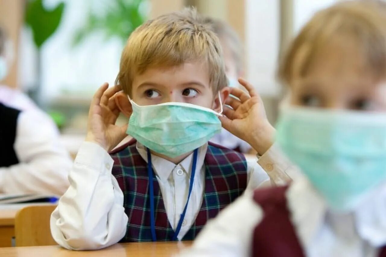 Занятия грипп. Дети в школе в масках. Грипп дети в масках. Маски для детей. Школьники в масках медицинских.