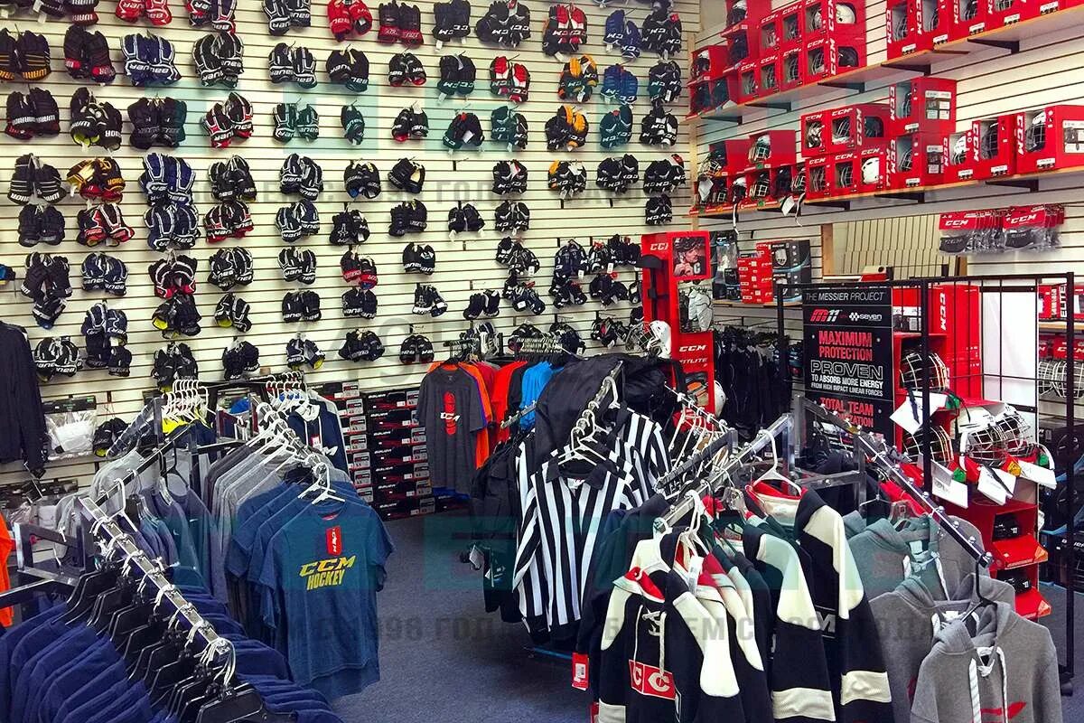 Спортивные магазины киров. Форма хоккейный магазин. Хоккейная экипировка. Хоккейный магазин в Америке. Спортивные магазины США.