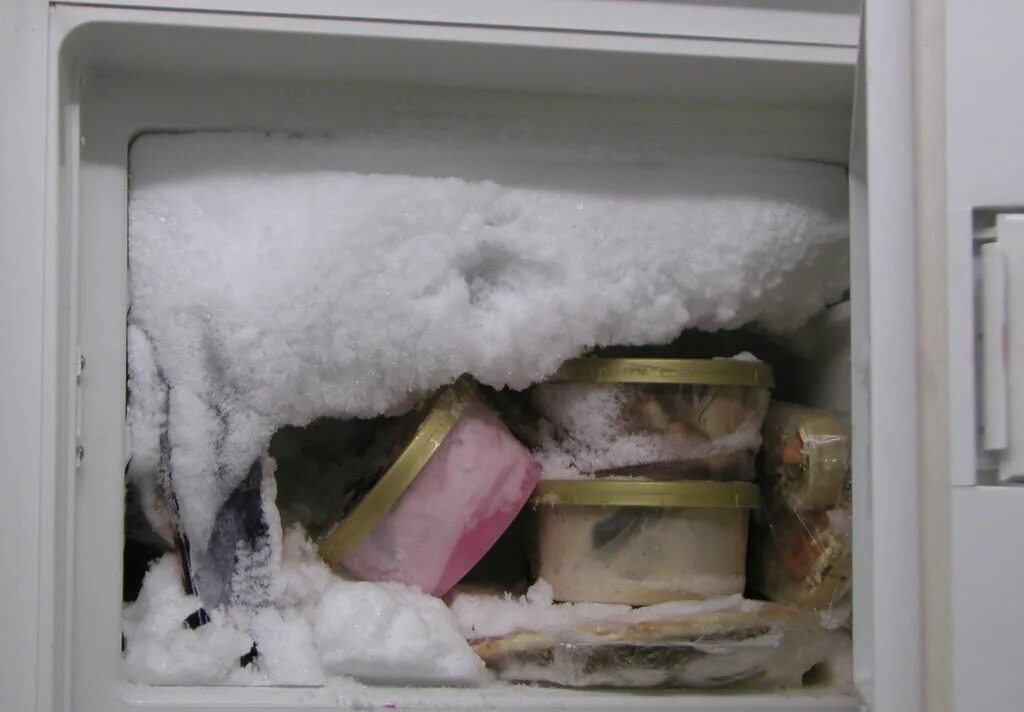 Лед в морозилке. Холодильник разморозился. Холодильник морозилка. Разморозка морозильной камеры.