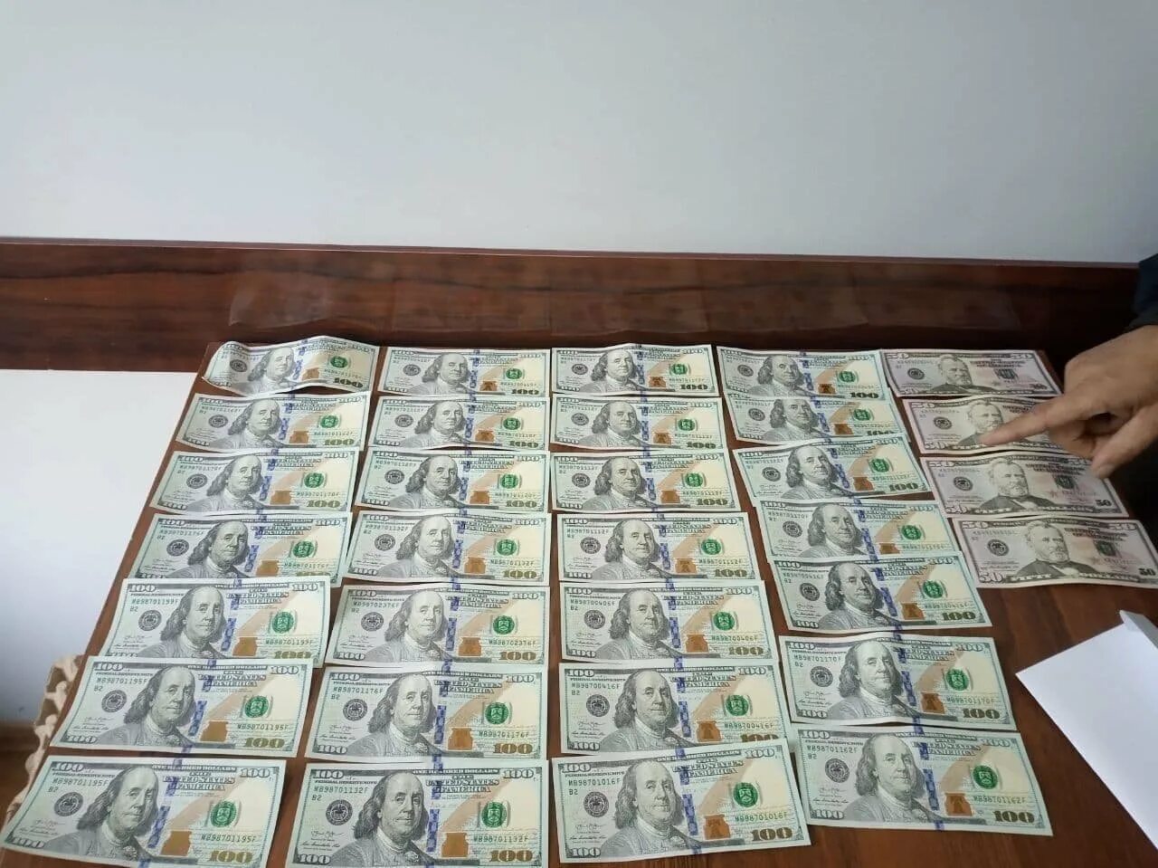 1 400 долларов. Qalbaki Dollar. 4500 Долларов. Қалбаки валюта. Самаркандские купюры.