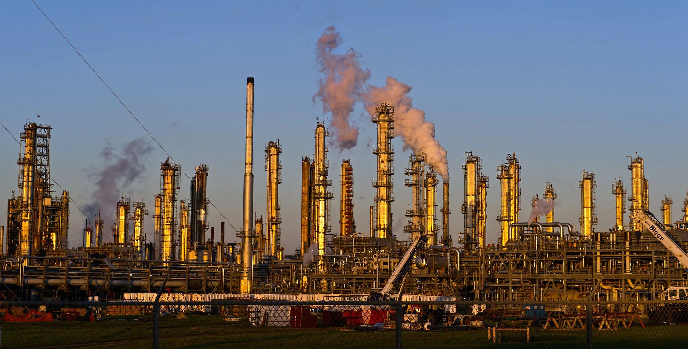 Промышленность в 2010 году. Химическая промышленность болгарии. нефтехимический завод болгария. нефтеперерабатывающие заводы поволжья. химическая и нефтеперерабатывающая промышленность.