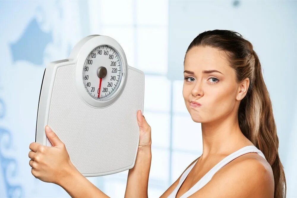 Stop weight. Девушка с весами. Плато в похудении фото. Взвешиваться утром. Плато в снижении веса картинки.