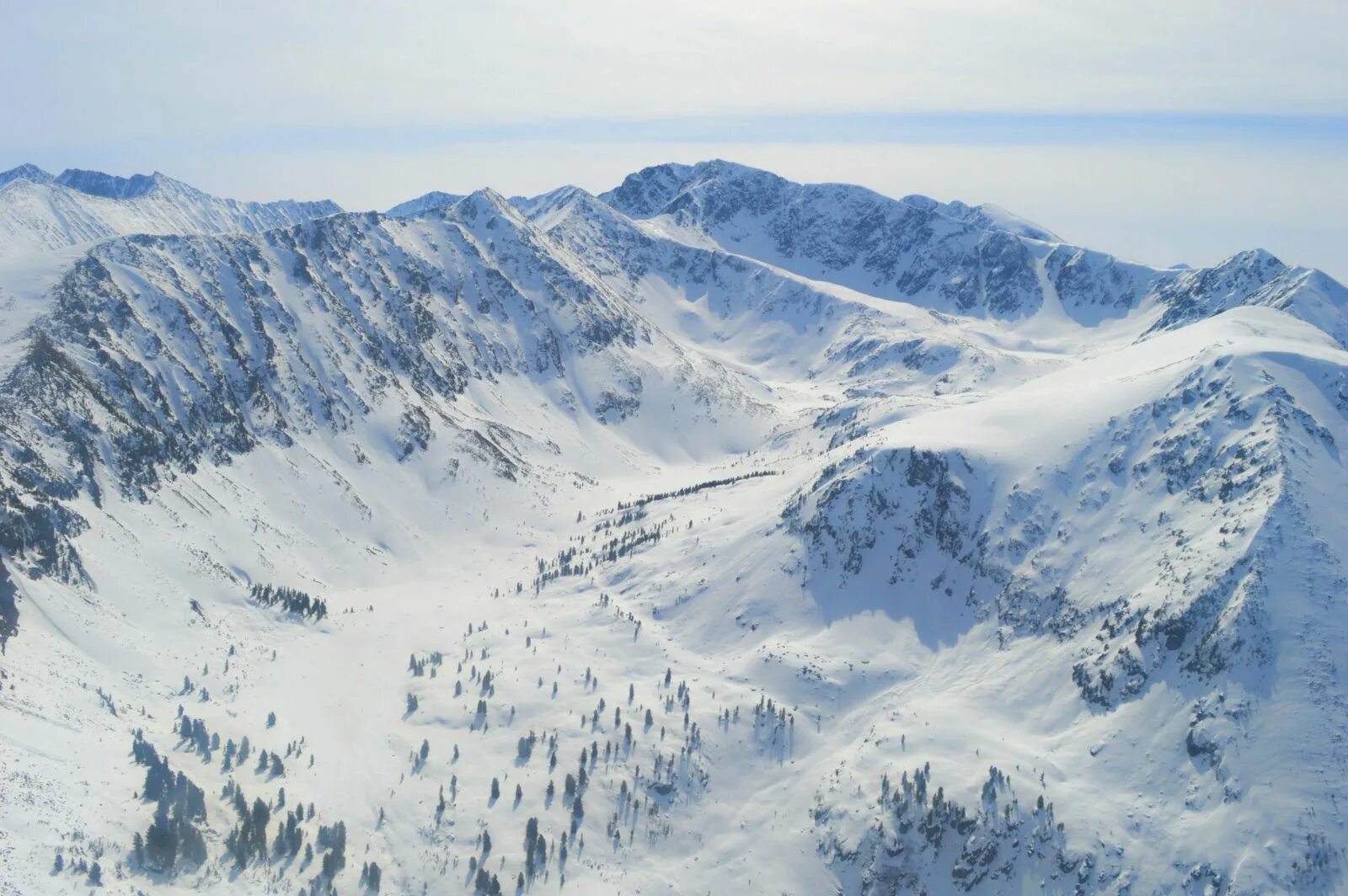 Снежная хакасия. Зима в горах хакасии. Пейзажи хакасии снег. Природа хакасии зимой. Снегопад хакасия.