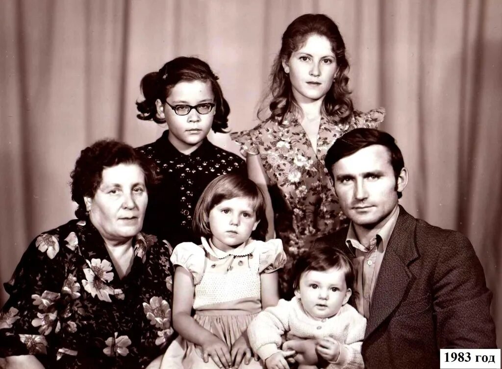 Децкиефота с семиеи 1990. Семейные фото СССР из студии. Год семьи 1998