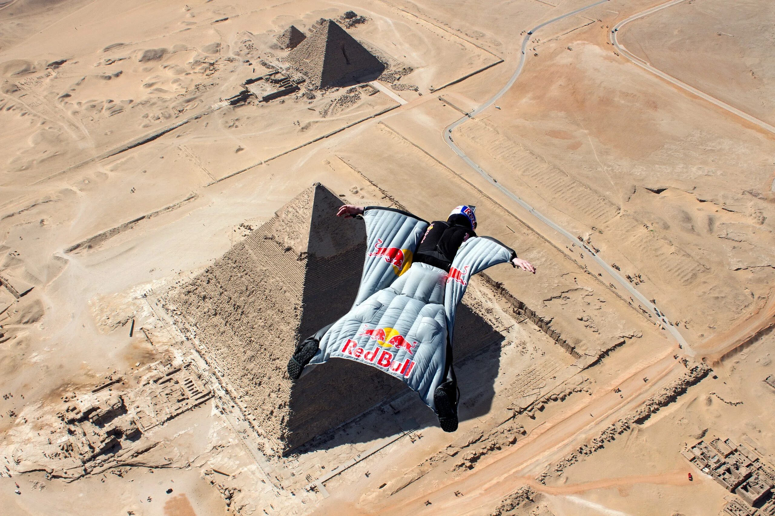 Пирамиды Гизы в Египте. Египет прыжок с парашютом над пирамидами. Пирамиды в Египте с высоты птичьего полета. Летательный костюм.