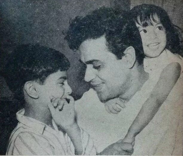 Сулакшана пандит и хема малини. Русский писатель оказал влияние на джаянендру кумара. Русский писатель оказал влияние на джаянендру кумара. Русский писатель оказал влияние на джаянендру кумара. Дхармендра и санджив кумар.