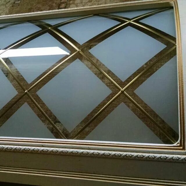 витражные наклейки на двери. витраж w24. арт витраж фурнитура для стекла. декорирование стеклопакета золотыми червячками. свинцовая лента для витража.