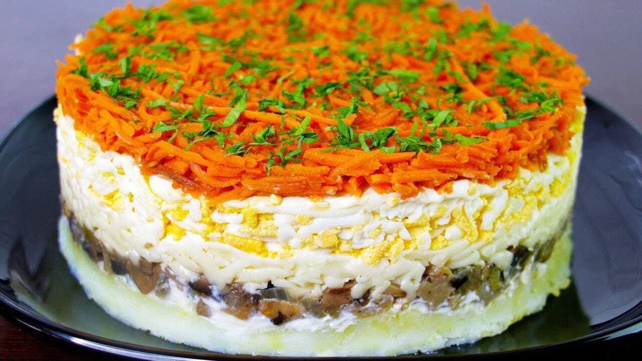 Салат с копчёной курицей и корейской морковью и грибами