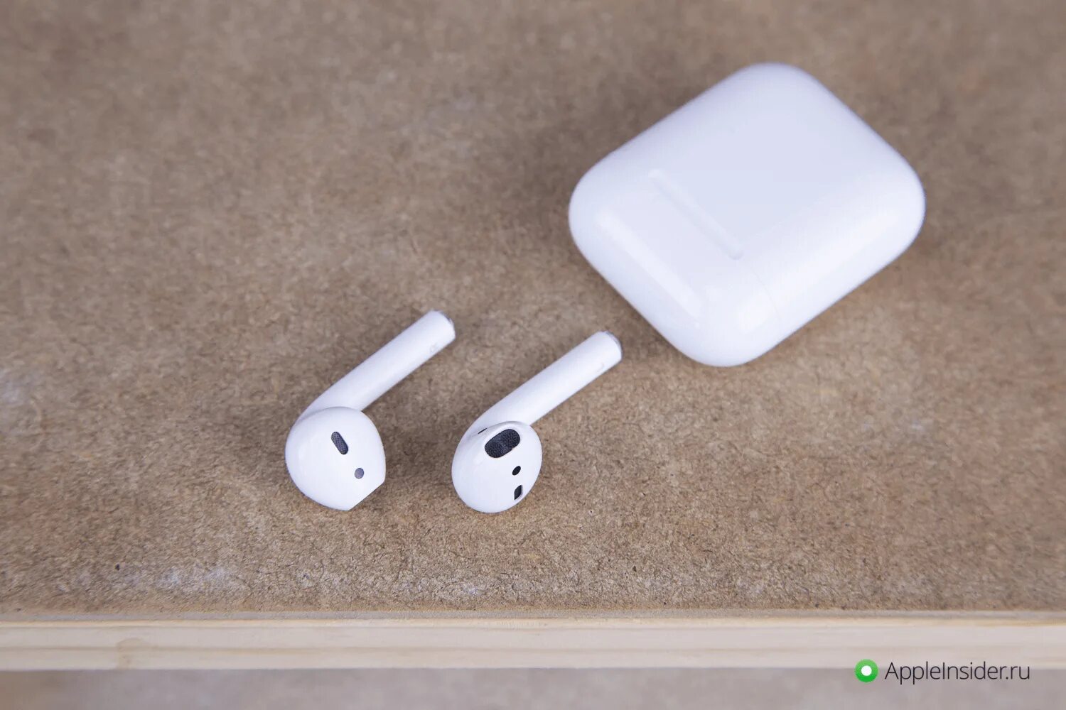 Наушники airpods беспроводной зарядкой. Наушники Apple беспроводные Airports. Аирподс 2 без беспроводной зарядки.