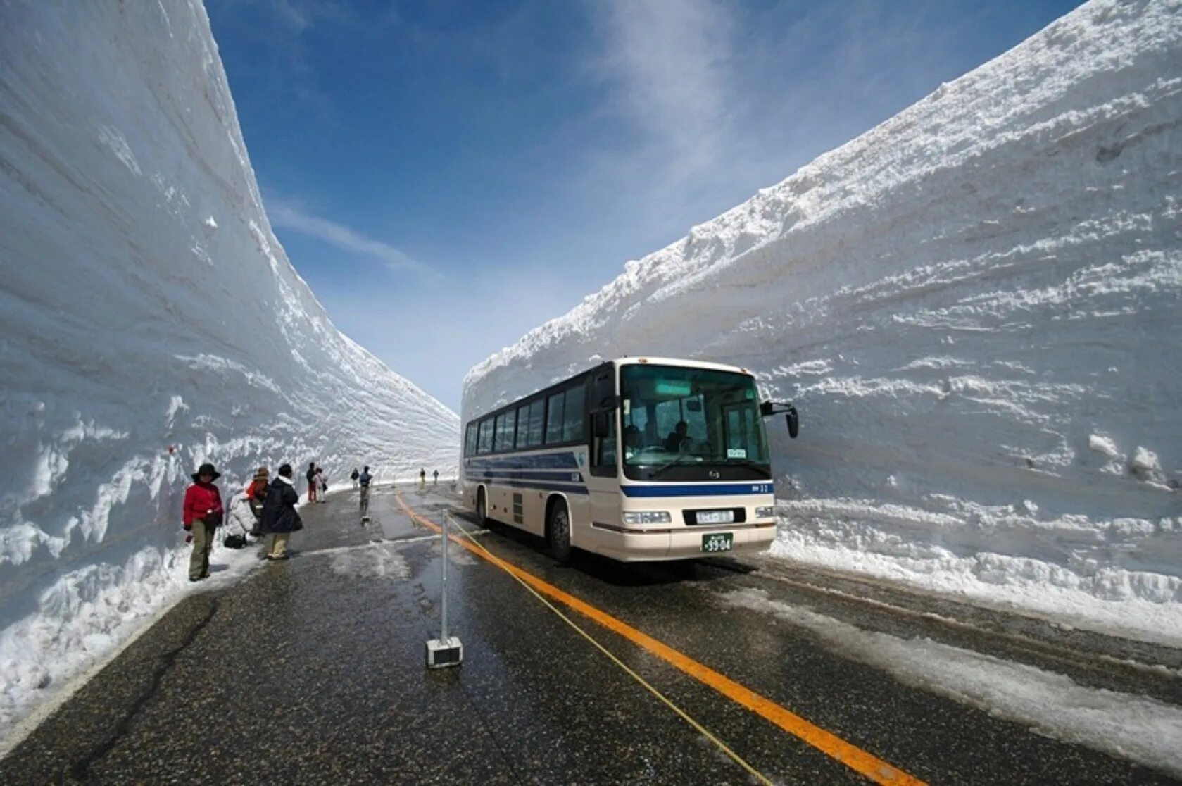 Автобус едет в горы. Татэяма Куробэ. Дорога Татэяма Куробэ, Япония. Tateyama Kurobe Alpine. Снежный коридор Татэяма Куробэ в Японии.