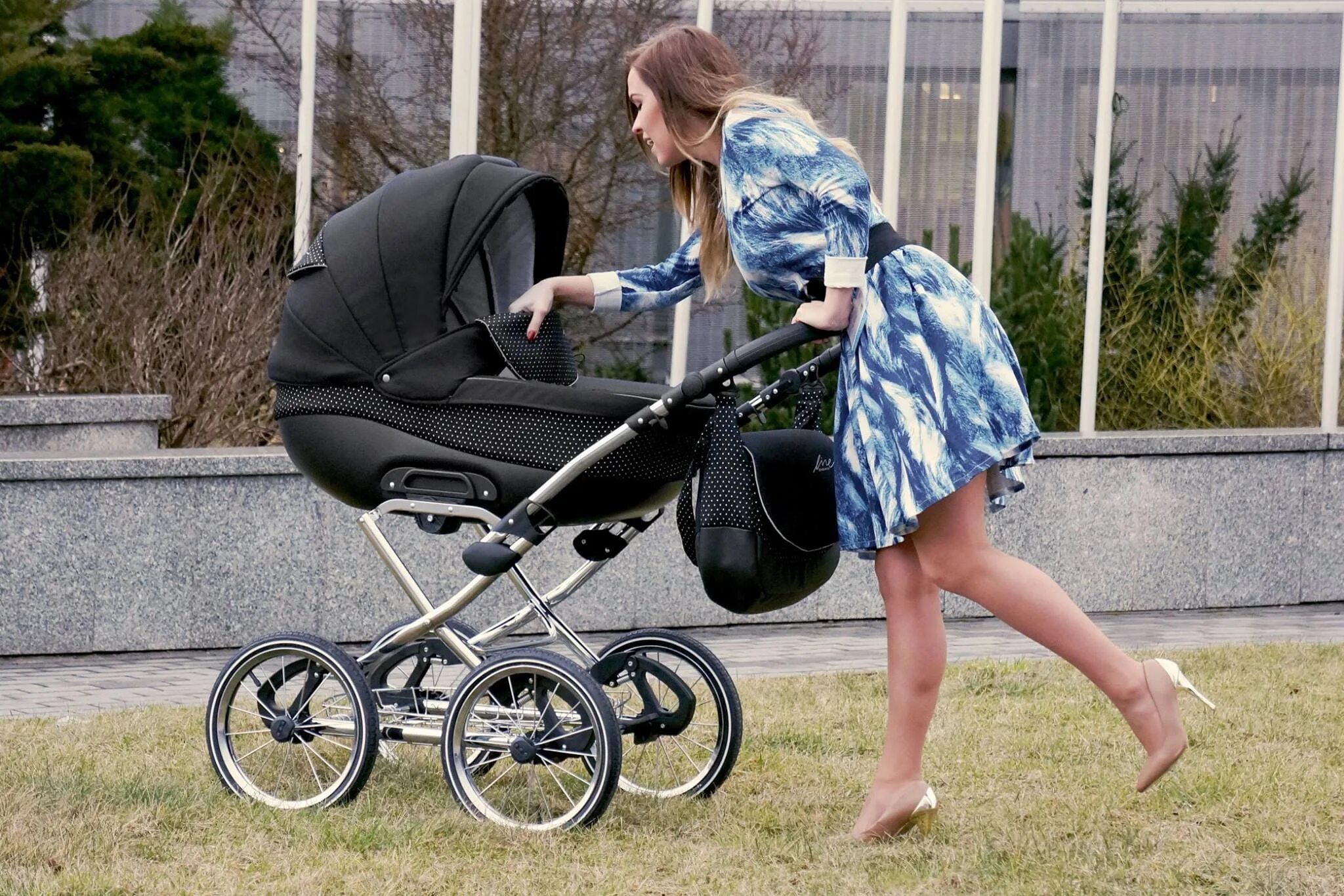 Детские коляски. Ребенок в коляске. Прогулка с коляской для новорожденных. Коляска "малыш".