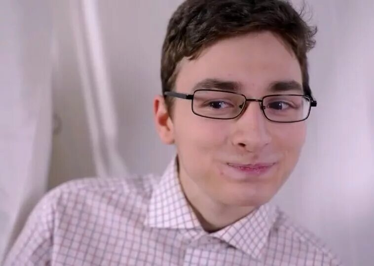 Мальчик ботаник. Лицо ботаника. Очкарик ботан. Парень в очках ботаник. Ботаник.