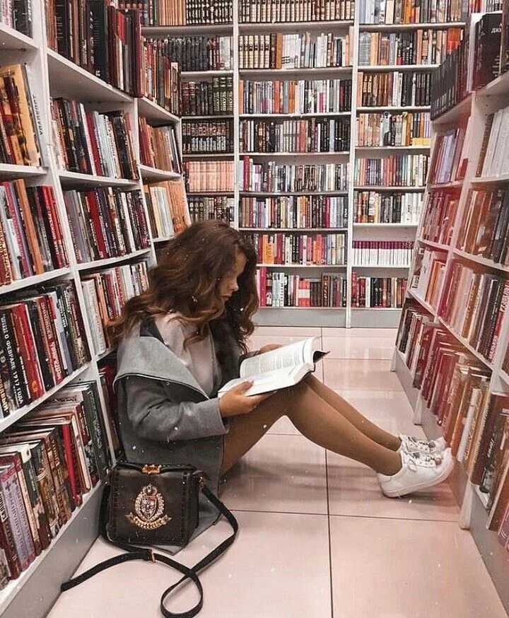 She often reads books. Девушка с книгой. Девушка в библиотеке. Фотосессия с книгой.