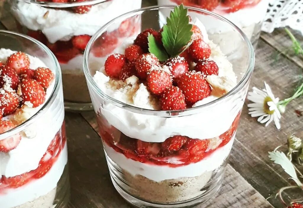 трайфл фисташка малина. слоёное мороженое парфе. трайфл с киви и бананом. ягодное тирамису трайфл. пирожное трайфл.