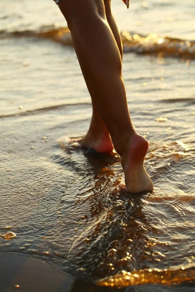 Женские ноги в воде. Женские стопы на пляже. Женские ноги на песке. Красивые женские ножки на пляже.