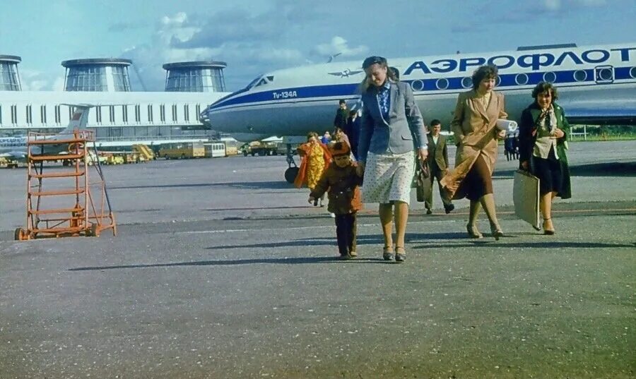 Аэропорт пулково 1980 год. 90 лет аэропорту. Аэропорт краснодар пашковский krr. Аэропорт пулково 1980 год. Аэропорт пулково ленинград.