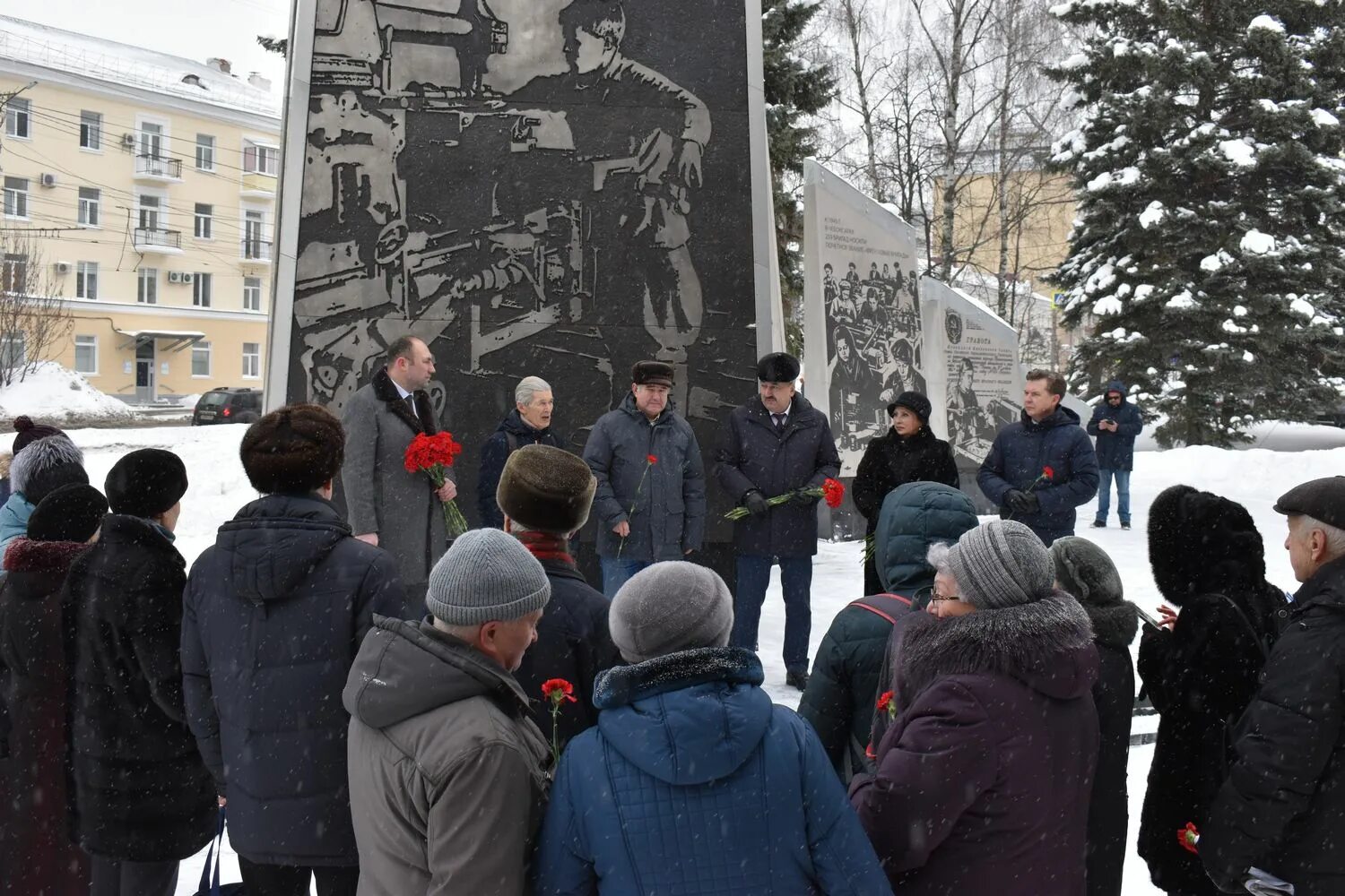 Монумент город трудовой доблести Чебоксары. Ульяновск возложение цветов. Пенза город трудовой доблести памятник. Сквер трудовой доблести Чебоксары. Монумент город трудовой доблести