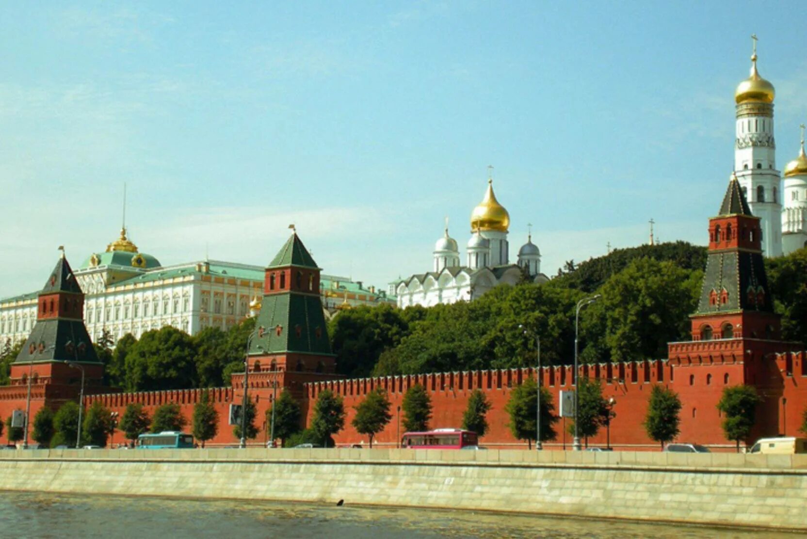 Кремлевские города россии 4. Кремлевская стена Москва. Стены Кремля в Москве. Стены Московского Кремля на красной площади. Москва Кремль красная площадь Кремлевская стена.