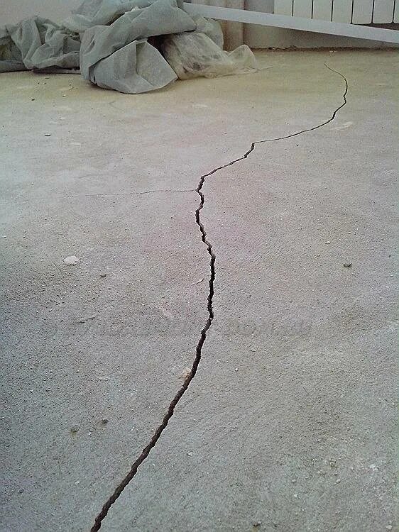 Статическая трещина. Цементно-Песчаная стяжка пола трещины. Усадочные трещины в бетонных полах. Усадочные трещины на стяжке. Трещины в стяжке пола.