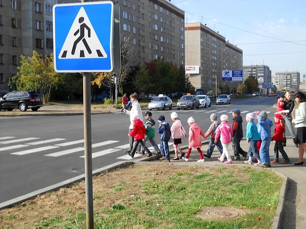 Пешеходный переход. Пешеходный переход на асфальте. Пешеход на переход. Зебра пешеходный переход. Приподнятые пешеходные переходы.