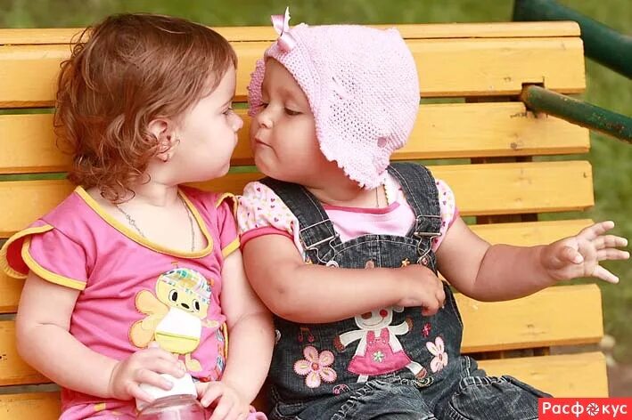 две маленькие подружки. дети две девочки. маленькие девочки подружки. сестрички старшая и младшая. подружка ребенка.