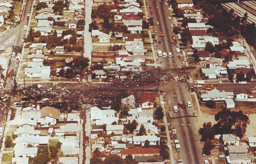 Самолёт упал на жилые дома. Авиакатастрофа в сан диего 1978. Авиакатастрофа в сан диего 1978. Авиакатастрофа в сан диего 1978. Самолеты крушение секунда до катастрофы.