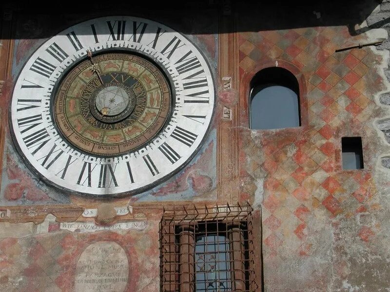 Италия часовой. Клузоне город в Италии. Часы в городе. Солнечные часы в Бергамо. Часы Италия.