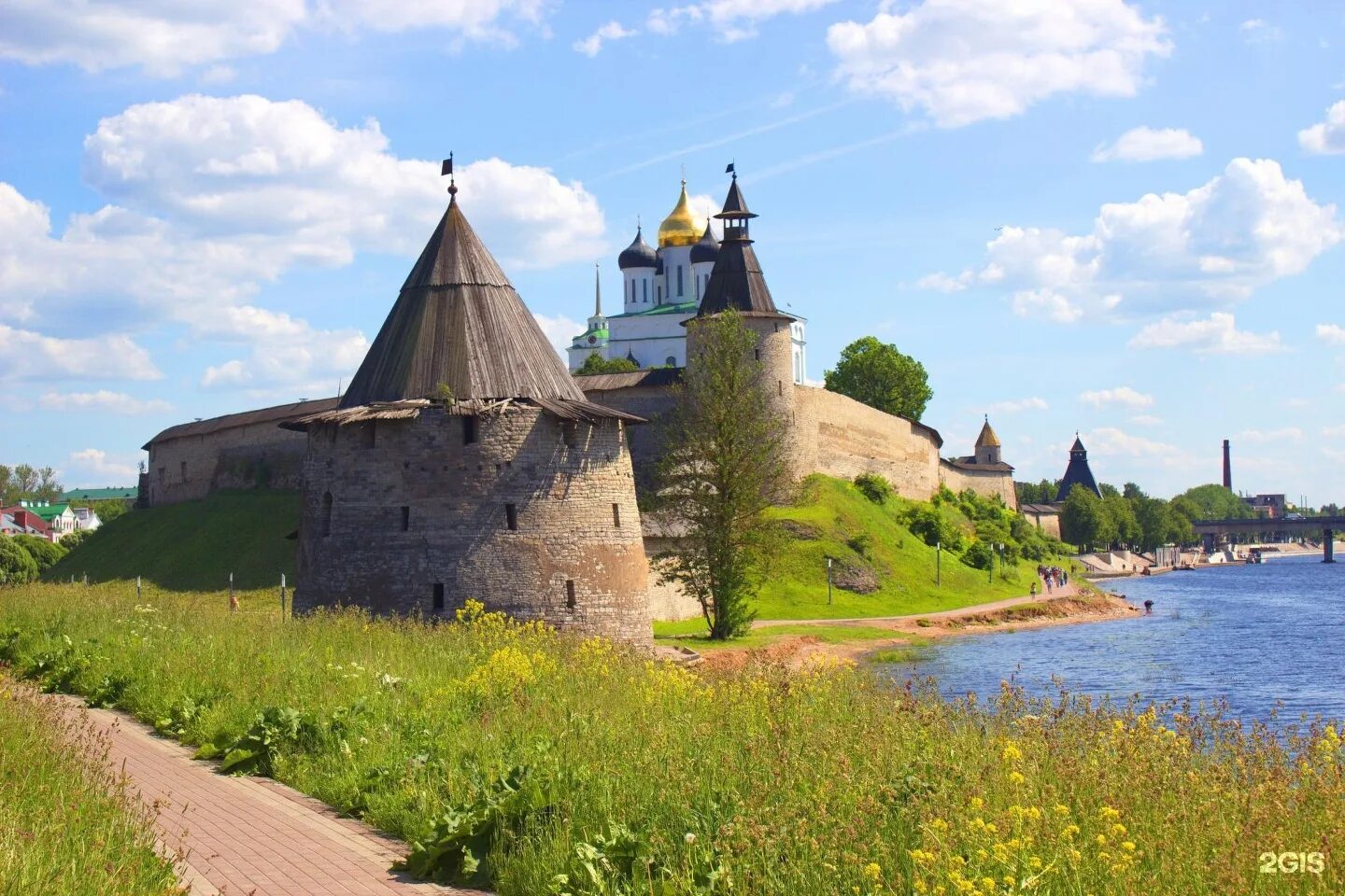 Псков печоры пушкинские горы. Псков - пушкинские горы осень. Гремячая гора псков. Изборск пушкиногорье. Гремячая башня псков.