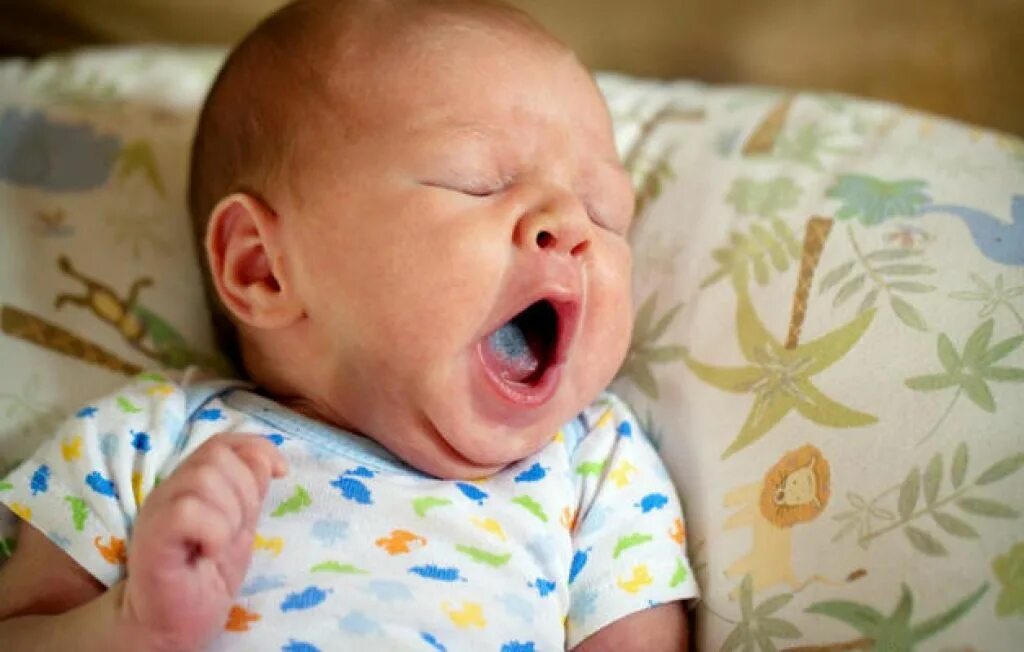 Почему новорожденный высовывает. Налет на языке у грудничка. Молочница во рту у грудничка.