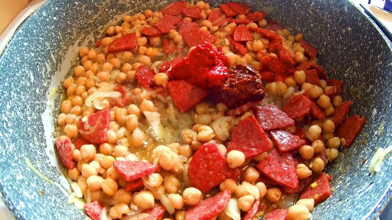 Гречневая каша с баклажанами. Гречка с колбасой. Овощи с гречкой 4 сезона. Гречка с копченой колбасой. Гречка с колбасой.