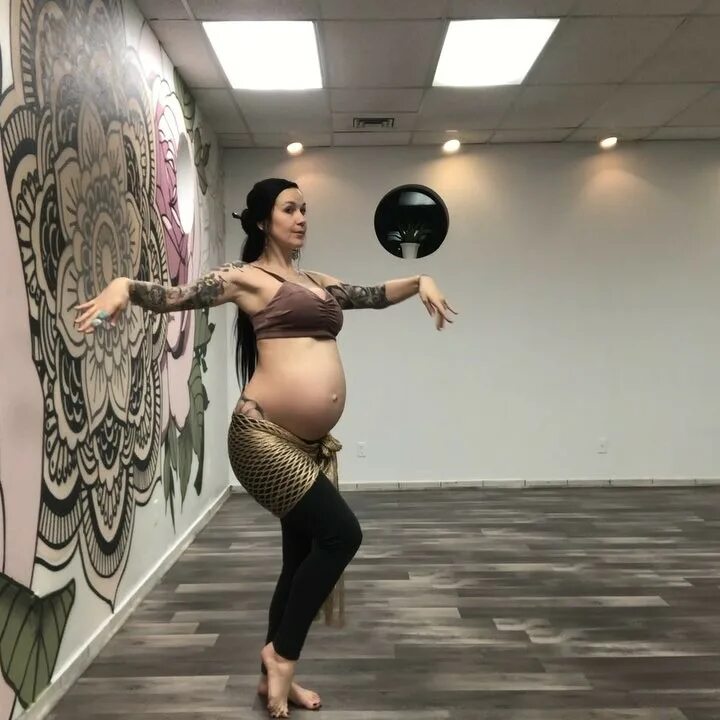 беременная танцует. живот беременной танцевал. живот беременной танцевал. живот беременной танцевал. танец беременной девушки.
