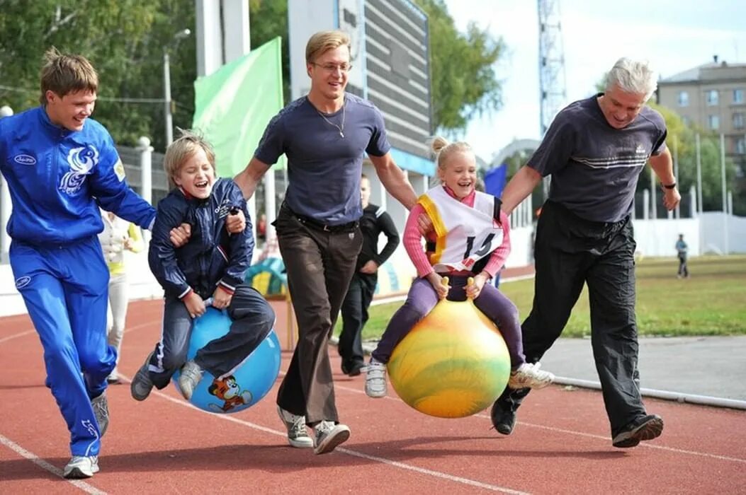 Семейный спортивный праздник. Спортивные соревнования для детей с родителями. Спортивный праздник для детей. Спортивные мероприятия для детей.