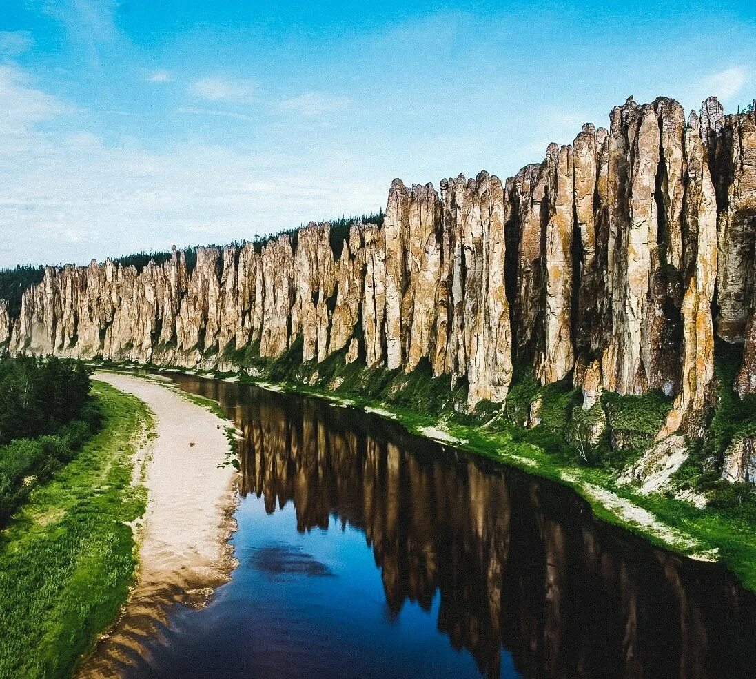 4 место среди рек якутии. Река Лена Ленские столбы. Ленские столбы в Якутии. Якутия река синяя Синские столбы. Природный парк «Ленские столбы» Сибирь.