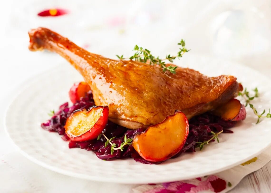 Утиные окорочка в апельсиновом. Утиные голени в духовке. Утка в мандариновом соусе. Утиные окорочка в апельсиновом соусе. Ножки утки в духовке.