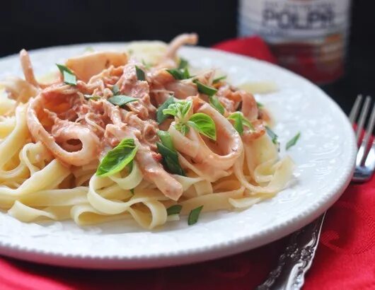 Сливочная паста с кальмарами рецепт. Паста с кальмарами. Паста с кальмарами в сливочном соусе. Спагетти с кальмарами. Спагетти с кальмарами в сливочном соусе.