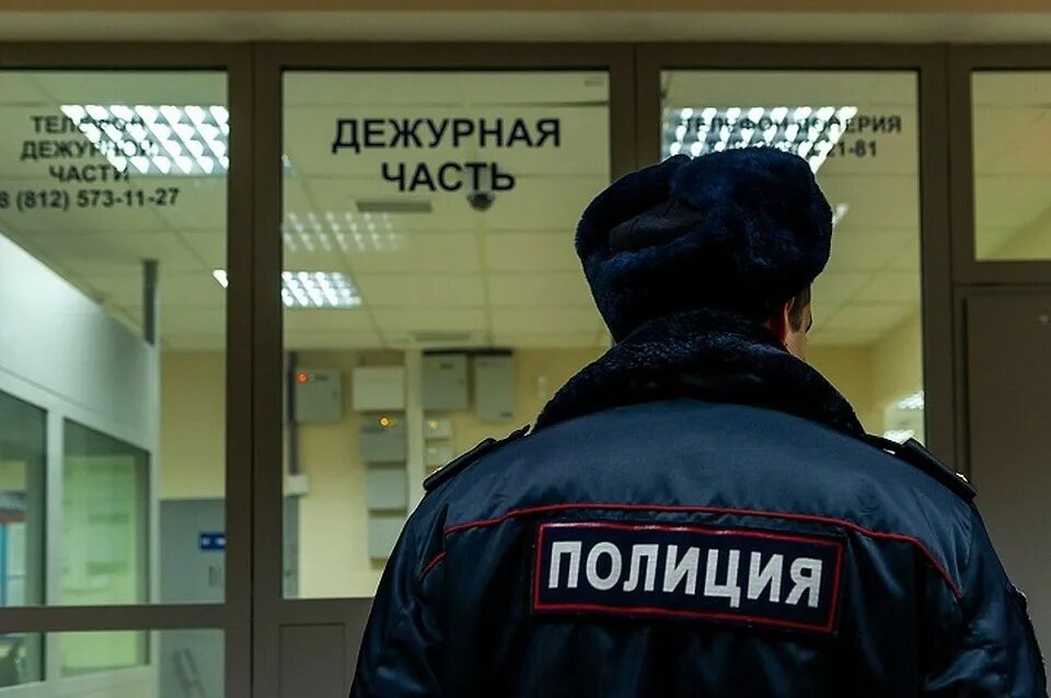 Дежурный отдела полиции. Дежурная часть полиции. полицейский дежурная часть. дежурка полиция. полиция кп.