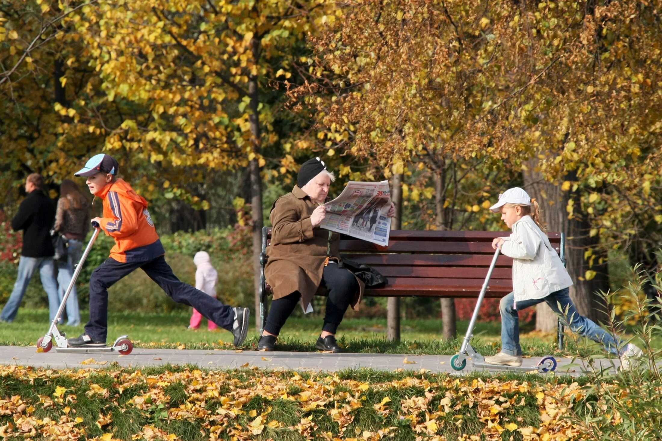 Люди в парке. Осенняя прогулка. Прогулка по парку. Люди на прогулке.