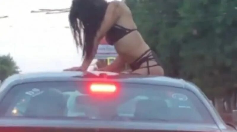 Женщина Голая Танцует На Автомобиле