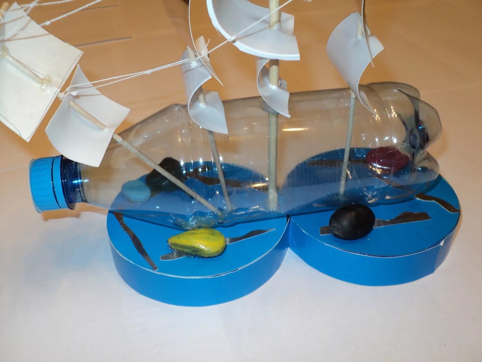 Кораблик из бутылки пластиковой. Кораблик из пластмассовой бутылки. Кораблик из бутылки пластиковой. Кораблик из пластиковой бутылки. Кораблик из пластиковых бутылок.