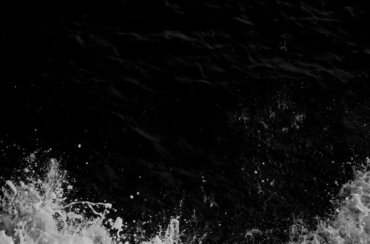 Картинки черные вода. Черная вода. Вода на черном фоне. Всплеск воды. Брызги воды.