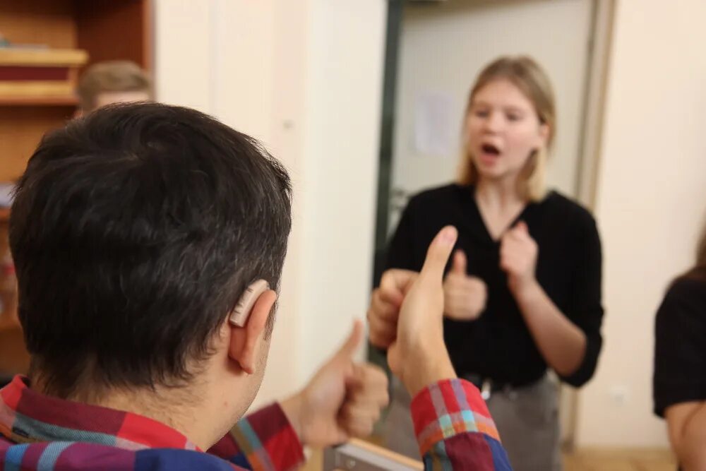 Русским языком разговор видео. Общение глухонемых. Общение со слабослышащими. Общение на жестовом языке. Школа жестового языка.