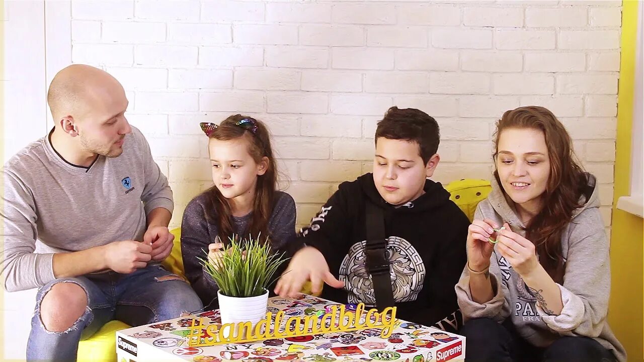 Распаковка блогера. Коробка блоггер. блогеры распаковка для детей. коробки блогерам. фото блогеров в коробке.